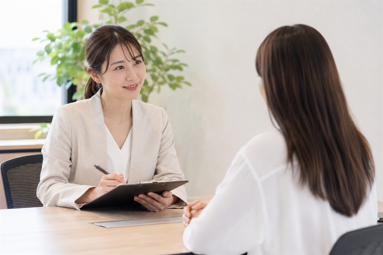 講師が受講者に1対1で指導している様子