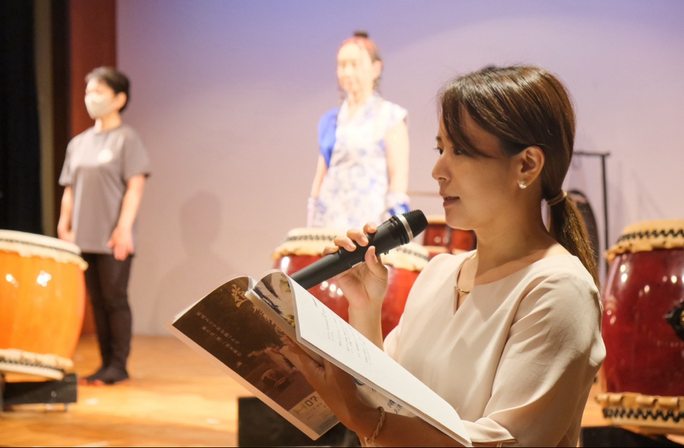 地域イベントのステージで司会を務める講師（現役司会者の証拠）